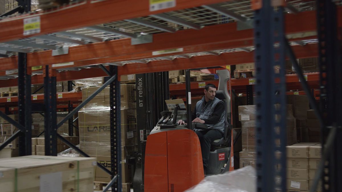 Cariste en zone de stockage