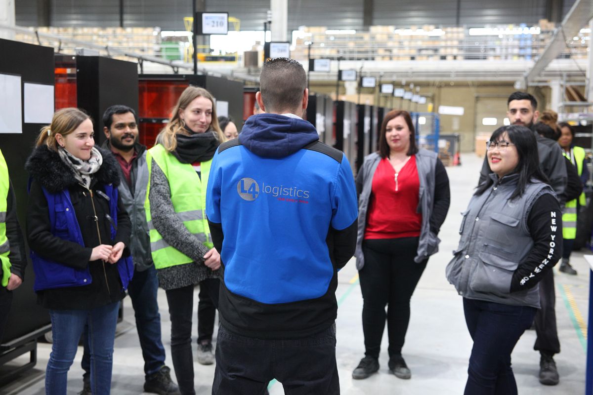 Équipes L4 Logistics au travail