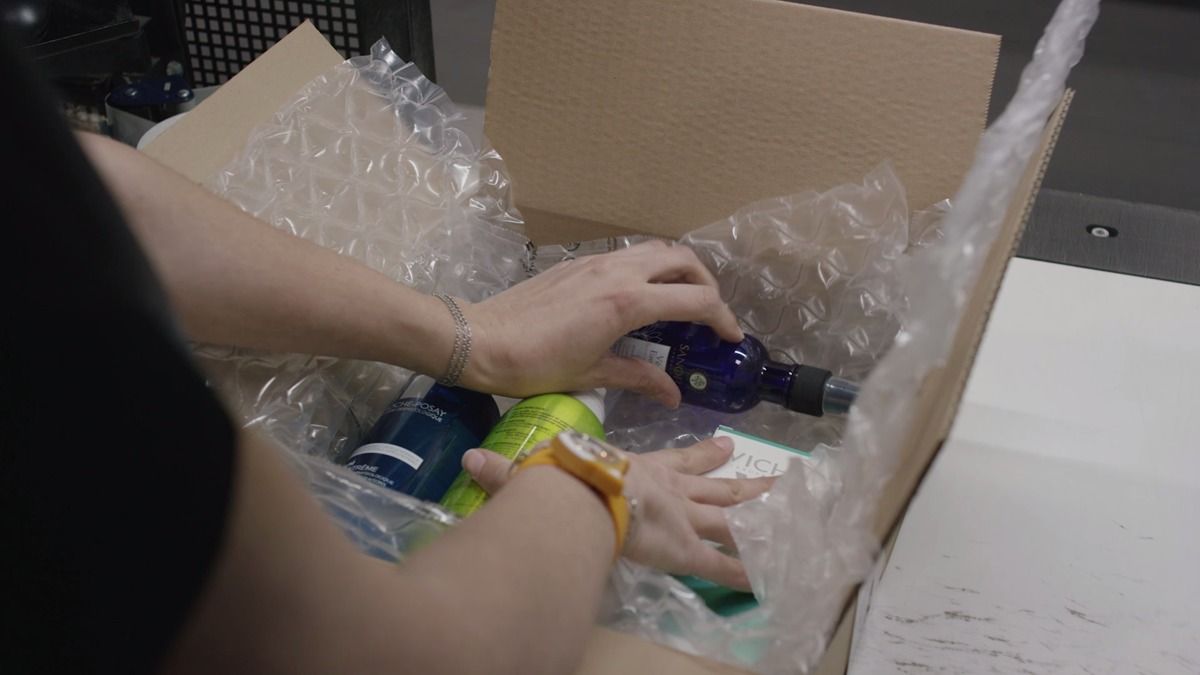 Colis e-commerce prêts à être expédiés